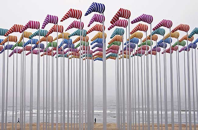 Le vent souffle il veut by Daniel Buren