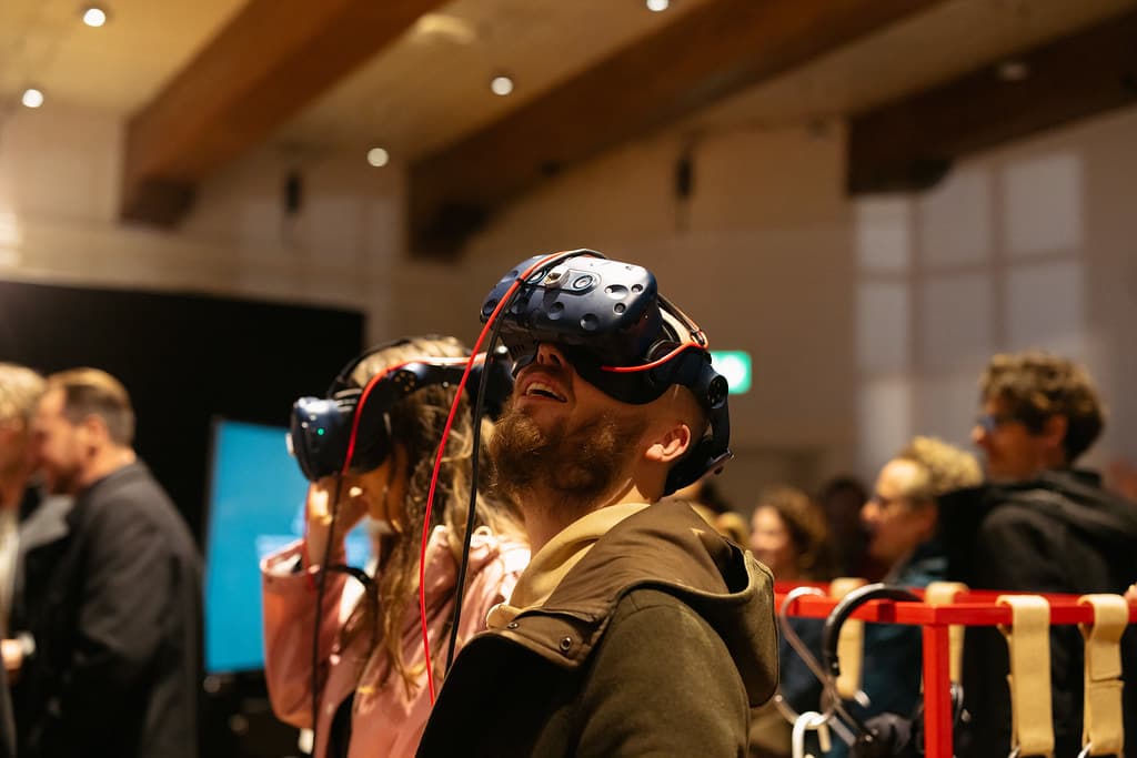 Bezoekers bij Museumnacht 2023 bij Waag Futurelab met VR-brillen op als onderdeel van de installatie Symbiosis van Polymorf_foto door Lotte Dale.jpg