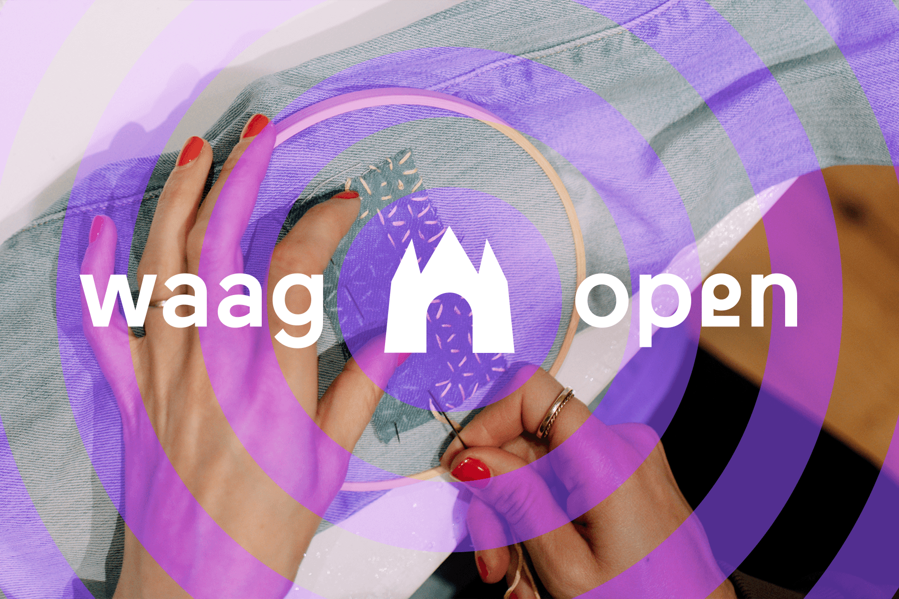 Twee handen werken met naald en draad aan het repareren van een spijkerbroek. Op de voorgrond het Waag-logo van een stadspoort met de woorden Waag Open, en met paarse cirkels eromheen.
