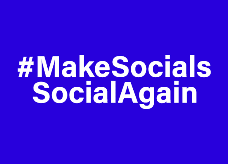 Blauwe achtergrond met in witte letters de hashtag #MakeSocialsSocialAgain