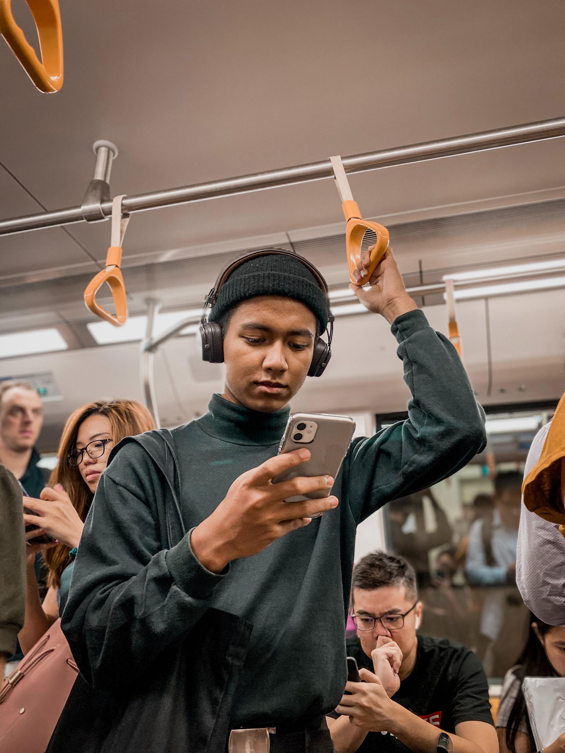 Drukke metro met mensen die allemaal op hun telefoon bezig zijn