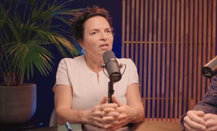 Marleen Stikker zit achter een podcast microfoon en is aan het praten