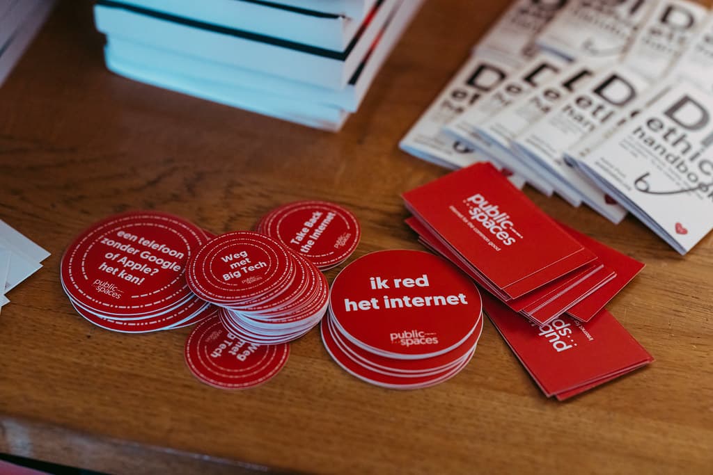 Rode stickers met teksten als ik red het internet en weg met big tech