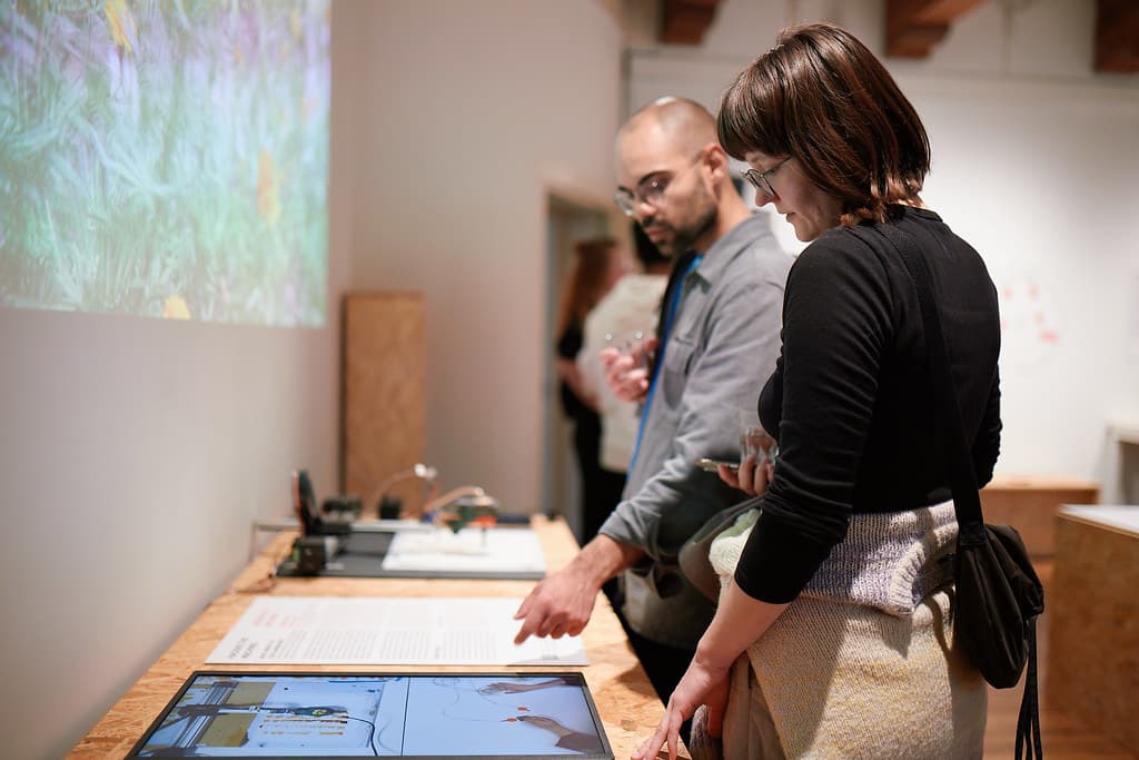 Twee mensen kijken naar de Chromatic Relations expositie