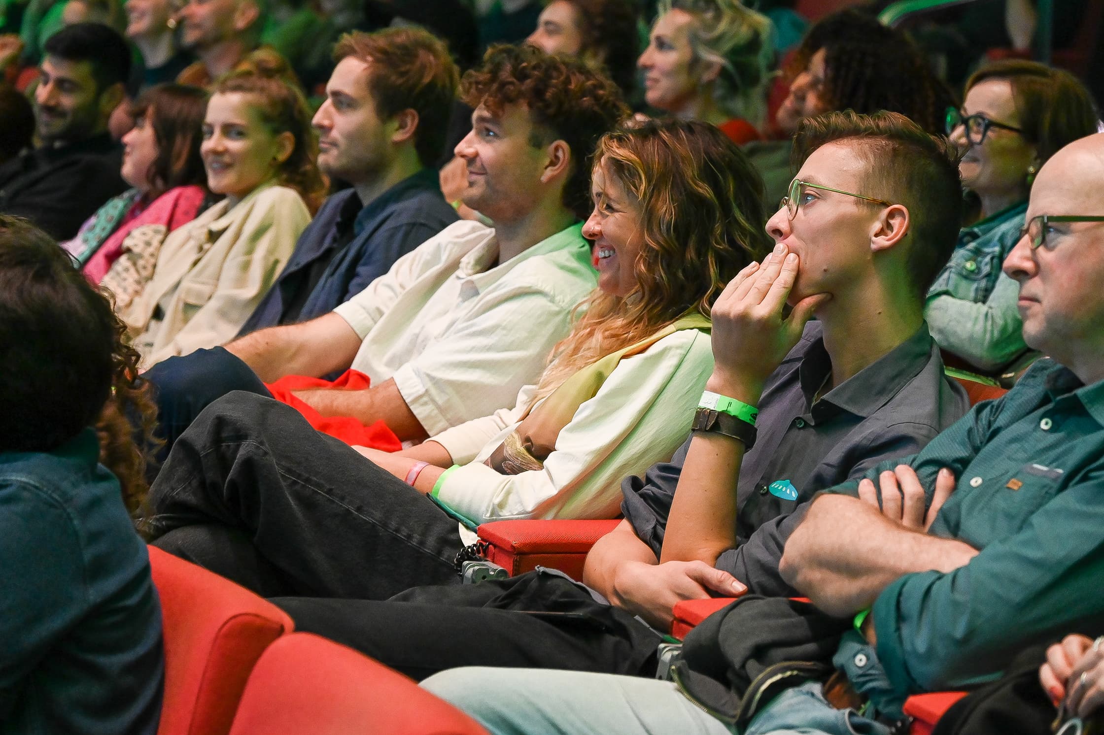 Publiek in rode stoelen tijdens een evenement in het Evoluon.