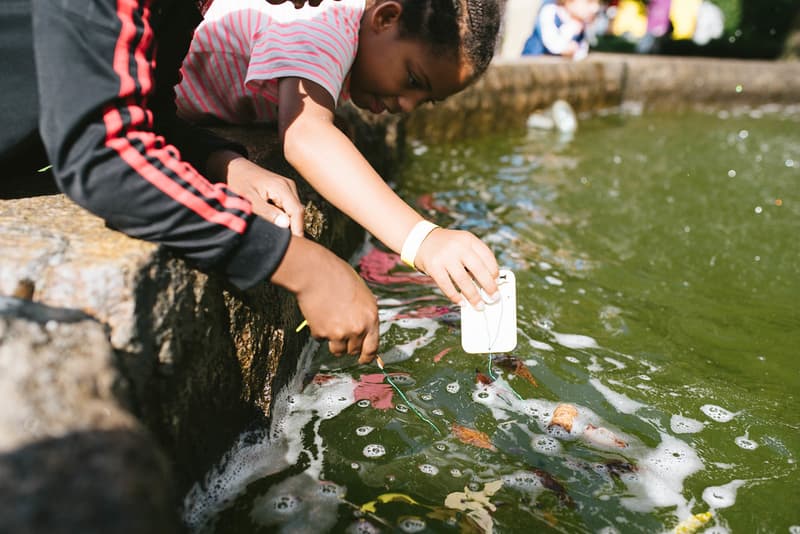 Een foto van waterkwaliteit meten met een tool
