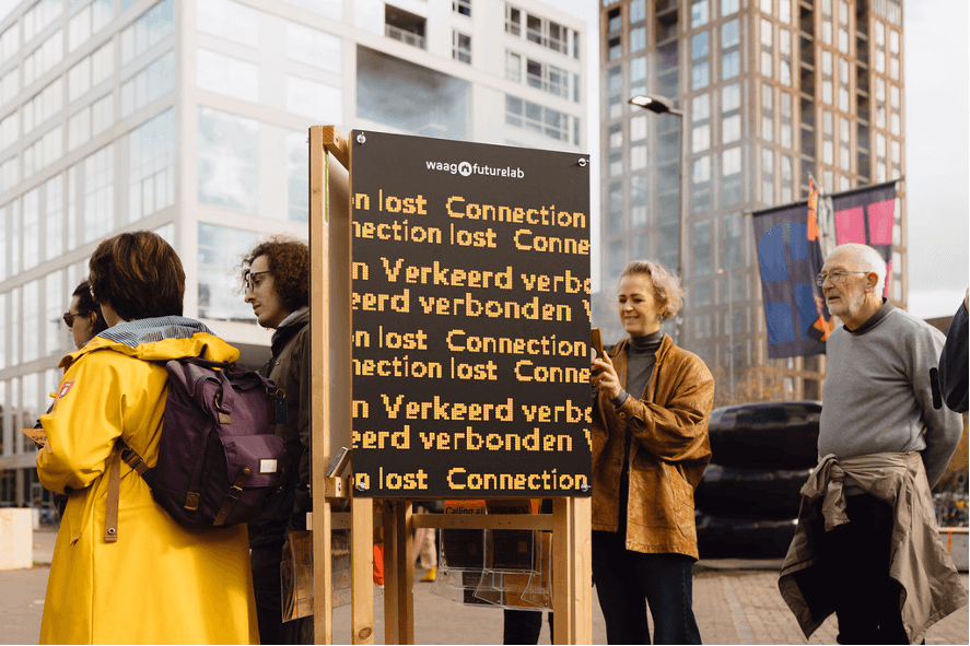 Foto van bord Verkeerd Verbonden bij Dutch Design Week