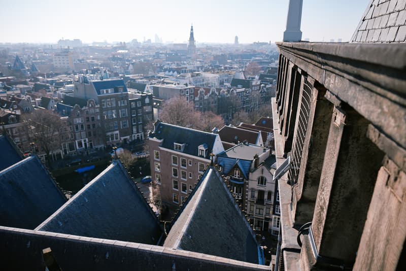 Meshantenne met uitzicht op Amsterdam