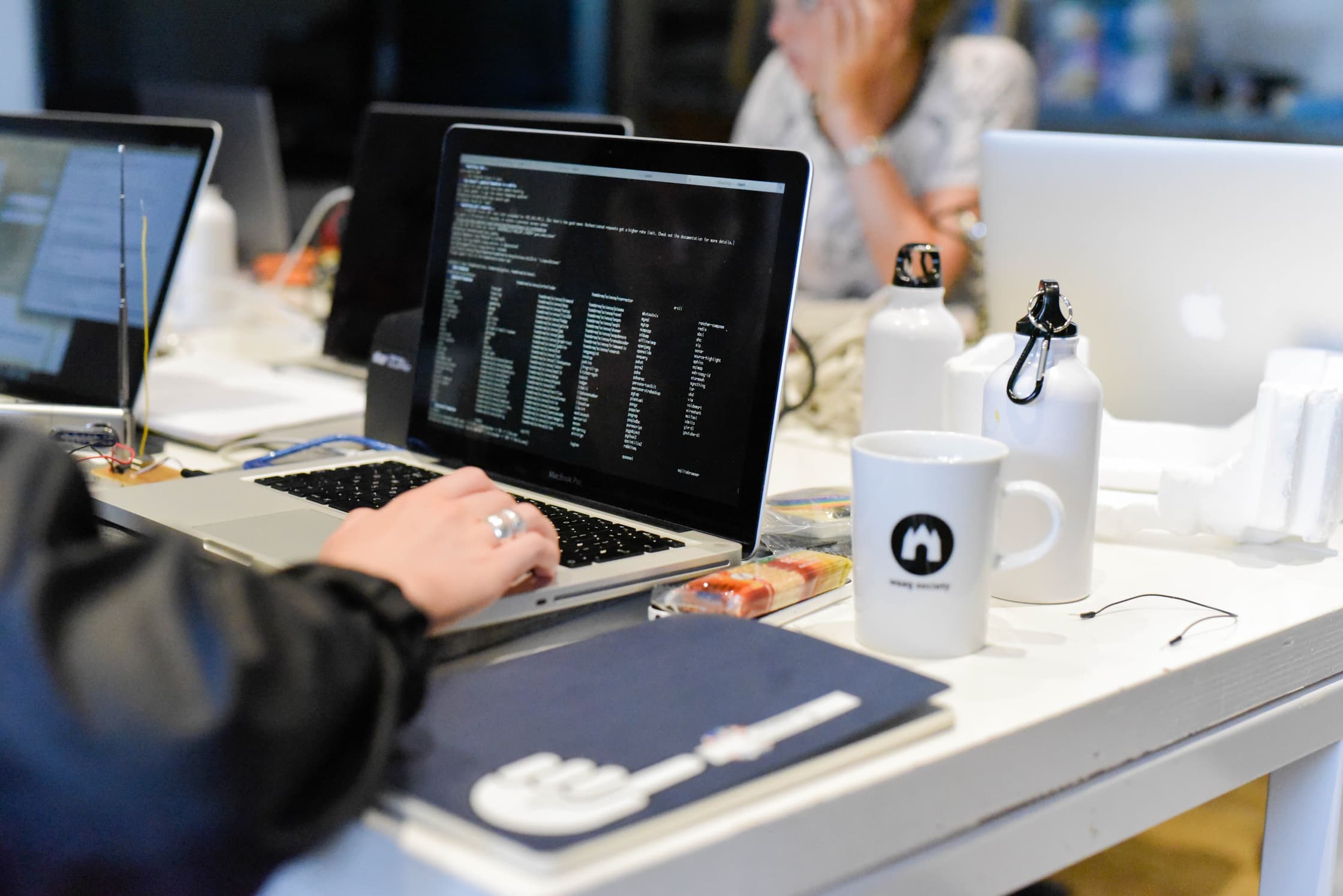 een persoon achter hun laptop scherm met codes