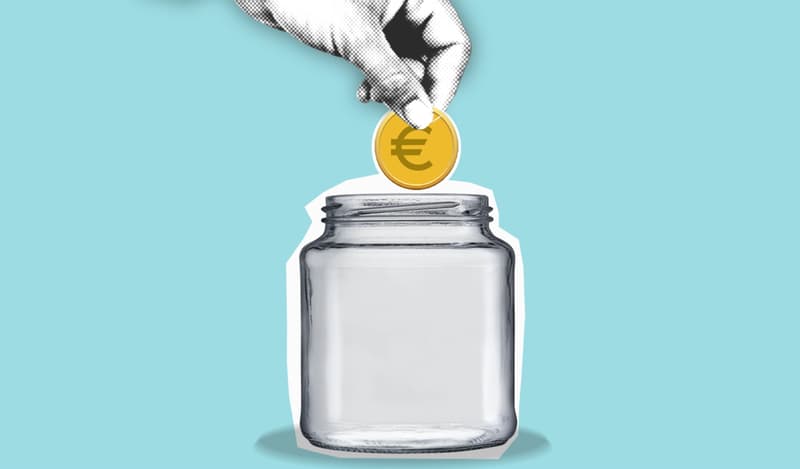 Een hand doet een munt in een potje