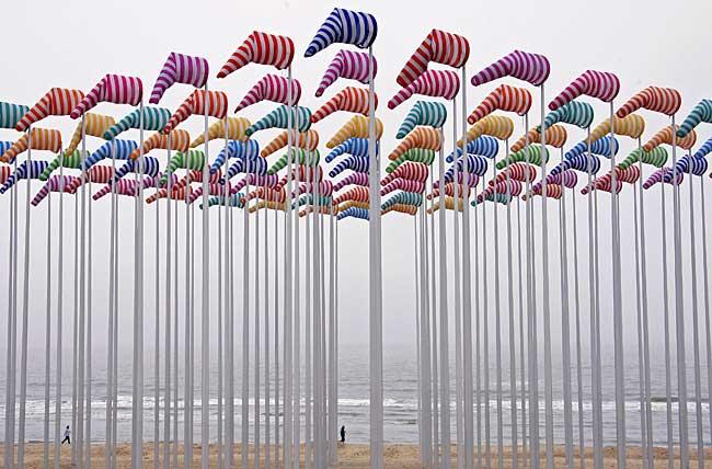 Le vent souffle il veut by Daniel Buren