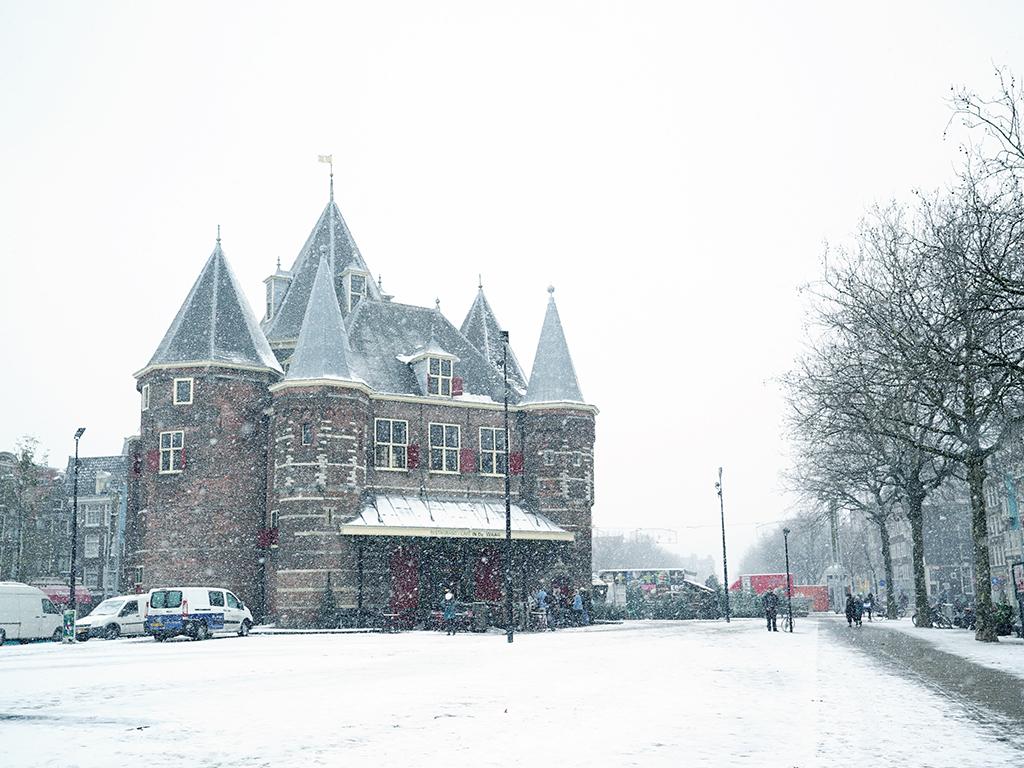 Waag Nieuwmarkt snow