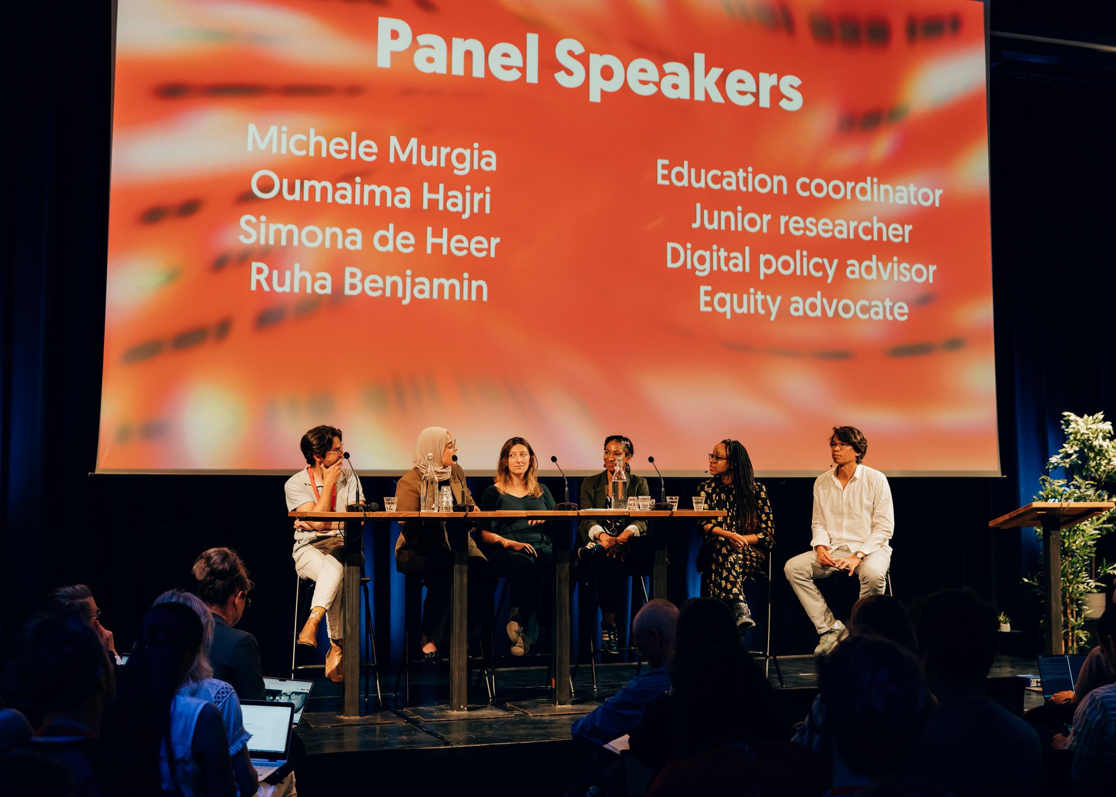 Foto van panelgesprek tijdens de PublicSpaces conferentie 2023