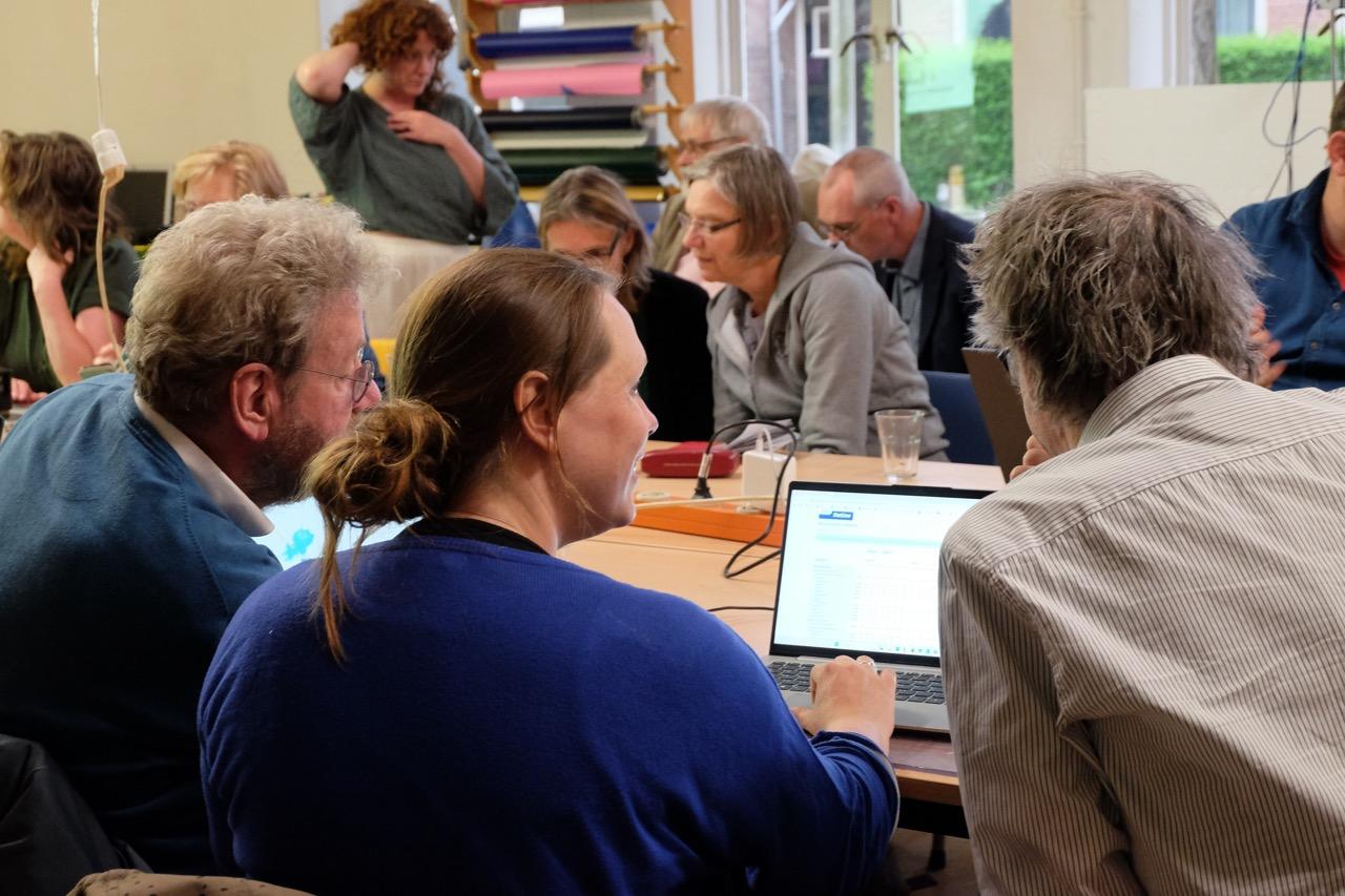 Tijdens een workshop werken mensen samen aan het schrijven van een verhaal op basis van data