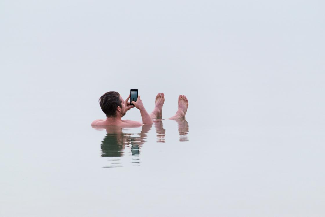 Foto van man in watermet smartphone