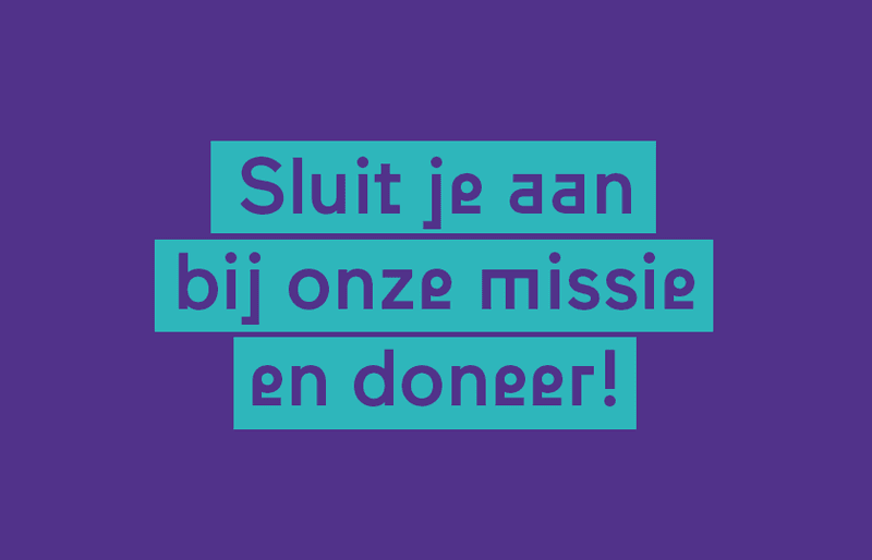 Paarse achtergrond met tekst: Sluit je aan bij onze missie en doneer! De tekst is omgeven door turkooise balken.