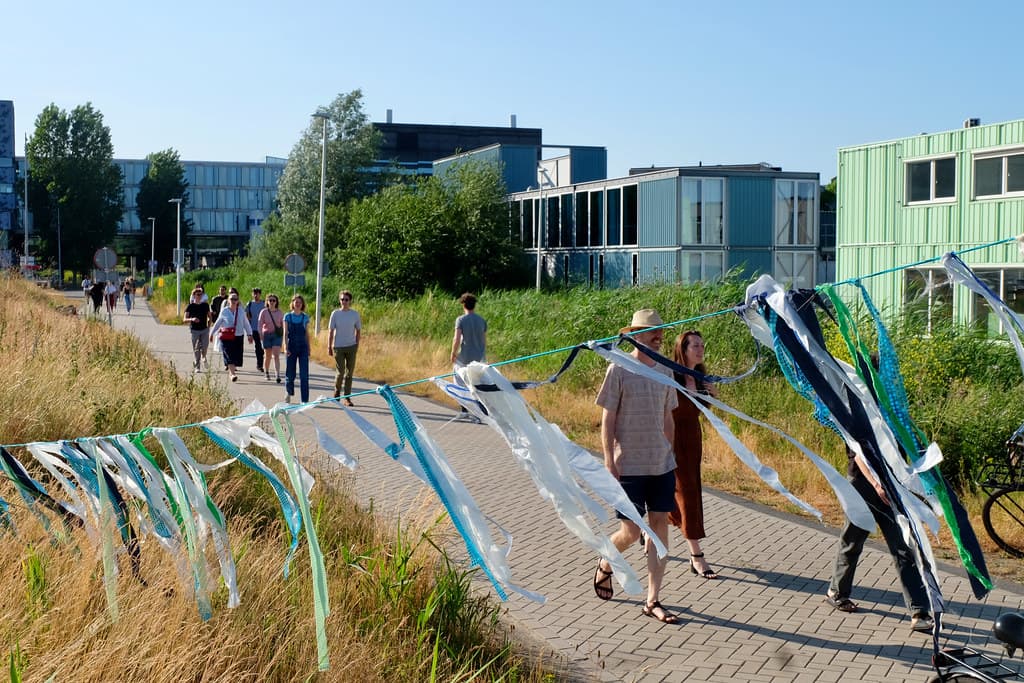 Mensen die wandelen op een zonnige dag