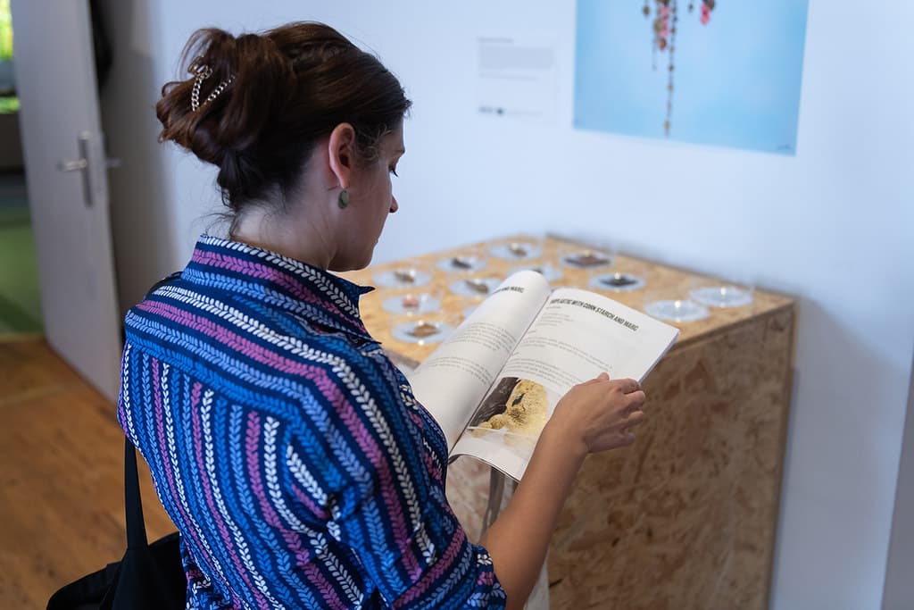 Een dame die een boek leest