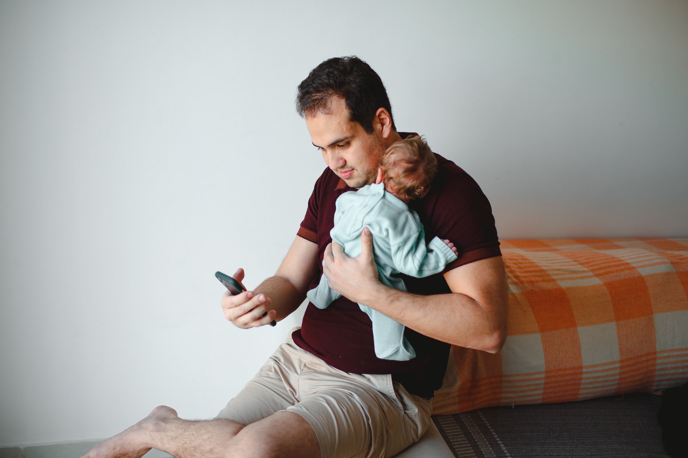Ouder met kind en telefoon