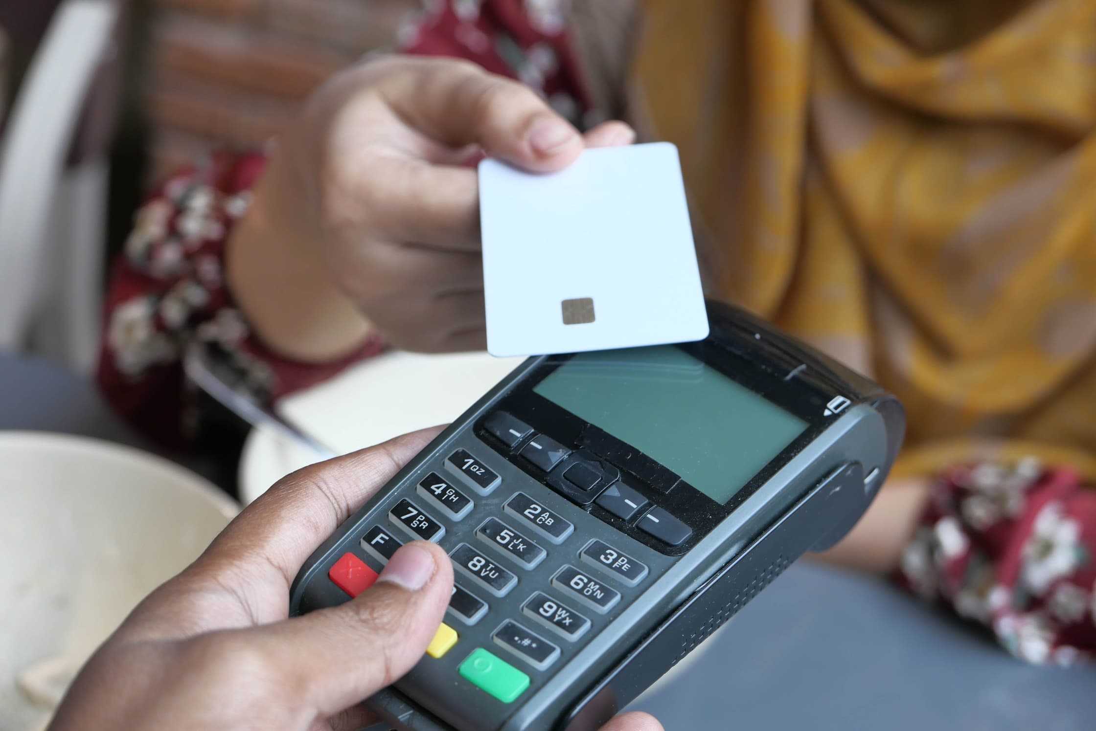 Close-up van een contactloze creditcardbetaling bij een winkelterminal