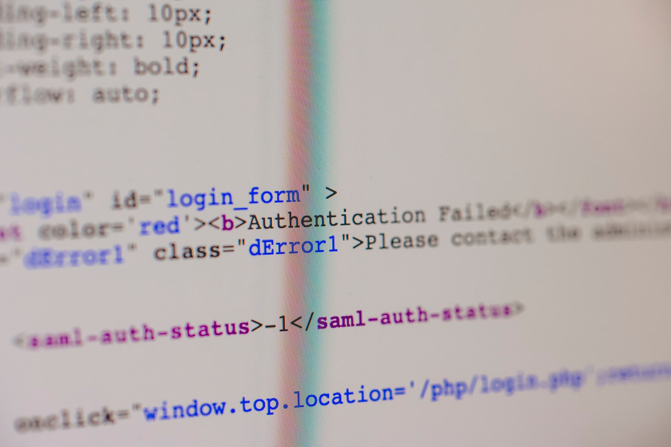lose-up van HTML en PHP-code op het scherm die foutmelding en inlogformuliergegevens toont.