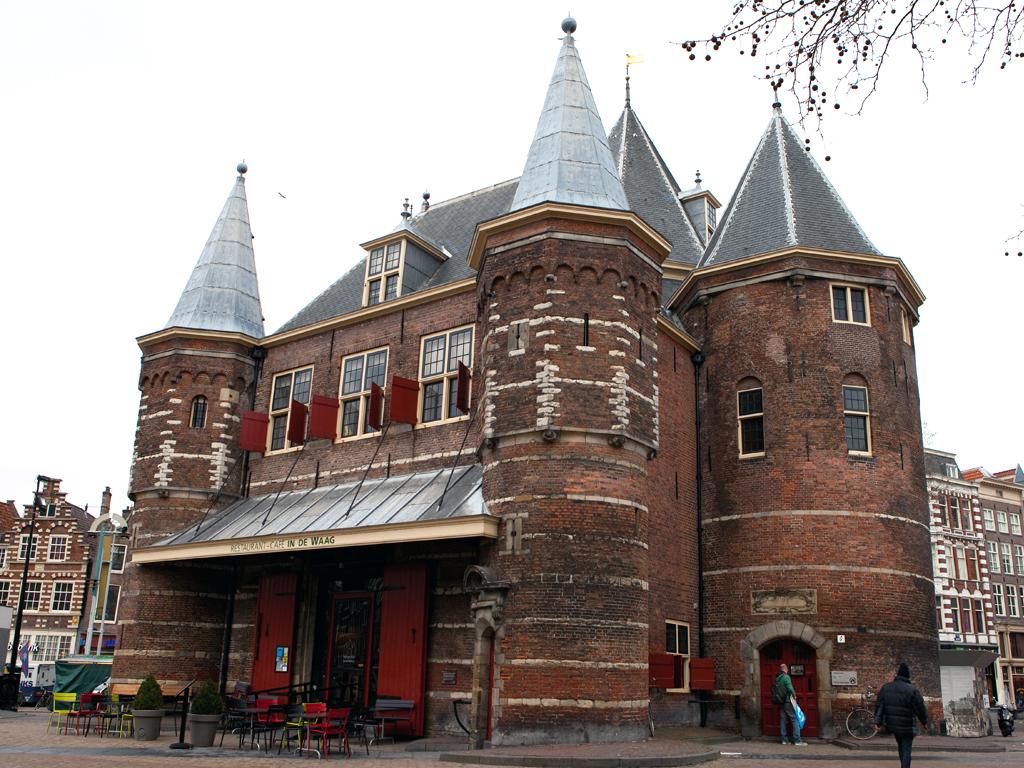 De Waag hoofdingang op nr 4