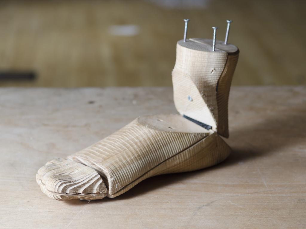 Low cost prosthesis prototype foot