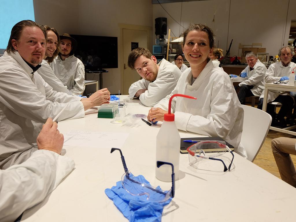 Het Praktikum participants during CRISPR experiment