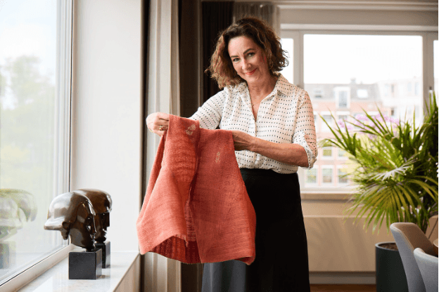 Femke Halsema houdt het rode jasje vast