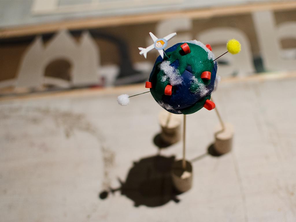 Miniature smart globe 