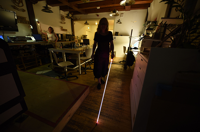 Debby Marchena toont lichtgevende stok in de Waag (Fablab)