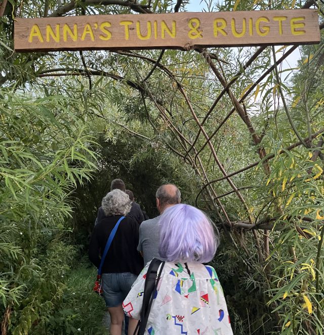 Deelnemers betreden permacultuur-project Anna's Tuin en Ruigte