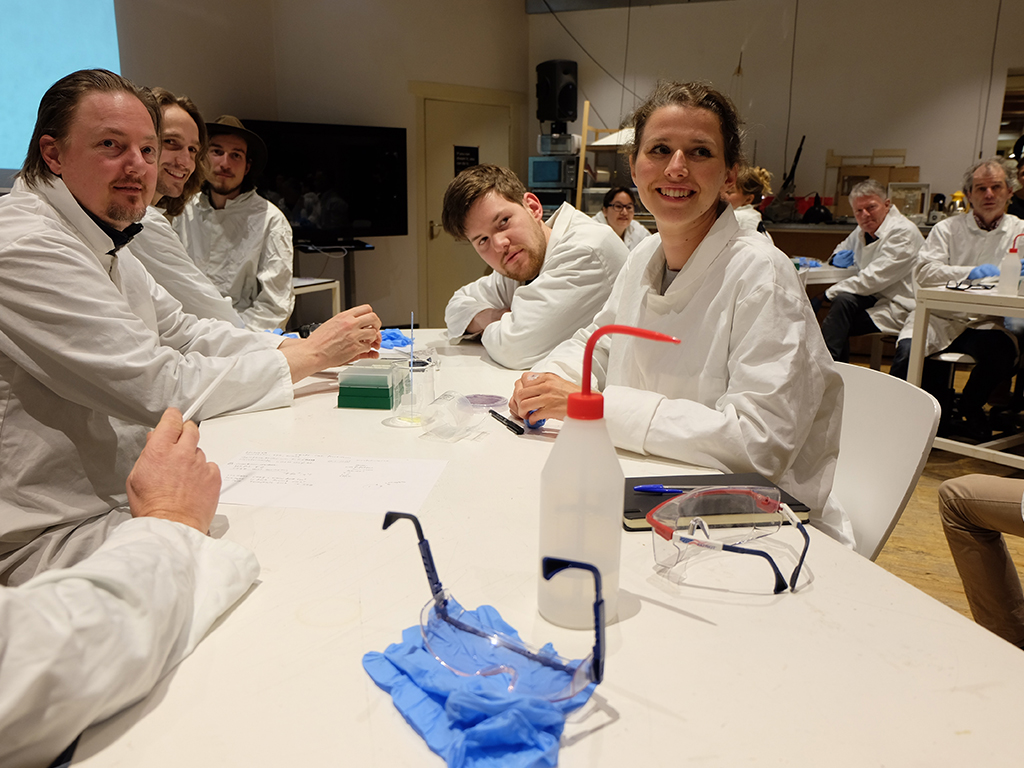 Het Praktikum participants during CRISPR experiment Het Praktikum participants during CRISPR experiment