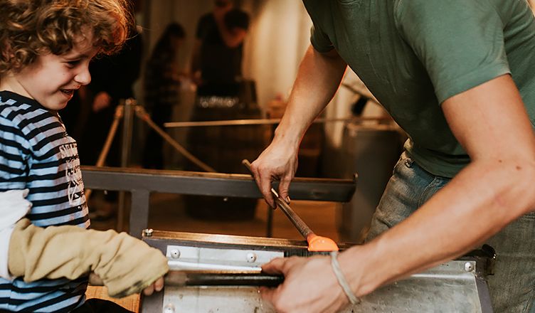 Learning the Craft of Glassblowing to children_Credits Celine Deligey